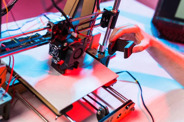 Erkek öğrenci ürünü 3D yazıcıda yapıyor