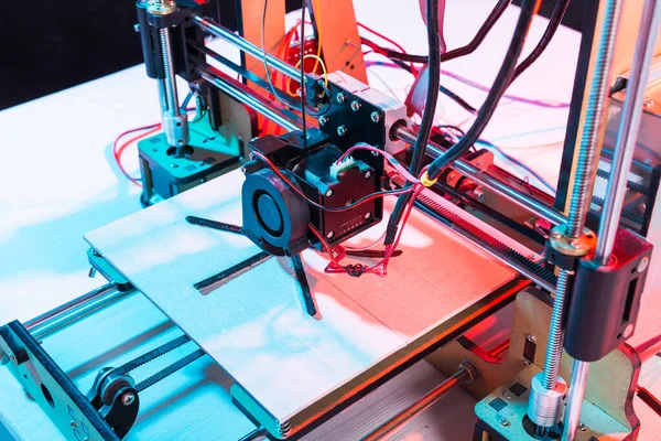 实验室工作期间的三维电子塑料打印机，3D打印机，3D打印机 — 图库照片
