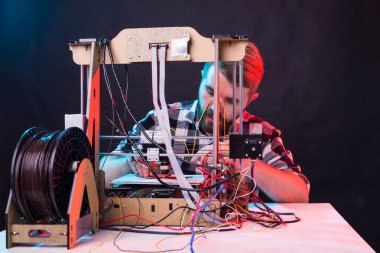 Bir öğrenci 3D yazıcıya prototip yazdırıyor