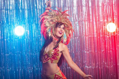 Karnaval, dansçı ve tatil konsepti - Renkli görkemli karnaval tüy takım seksi bir kadın Portresi. Kadın dansçının gece hayatı