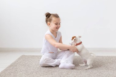 insanlar, çocuk ve pets kavramı - sevimli köpek Jack Russell Terrier ile katta oturan küçük çocuk kız