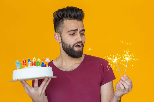 Fiatal férfi csípő és a szakálla tartó torta a felirat boldog születésnapot gratulálok az évforduló és az ünnep. A promóciók és kedvezmények fogalma. — Stock Fotó