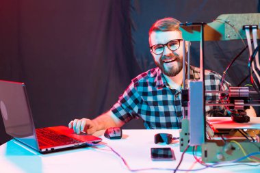 Bir öğrenci 3D yazıcıya prototip yazdırıyor