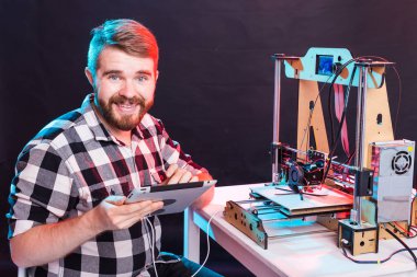 Bir öğrenci 3D yazıcıya prototip yazdırıyor