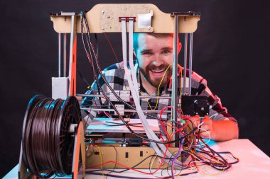 Erkek öğrenci ürünü 3D yazıcıda yapıyor