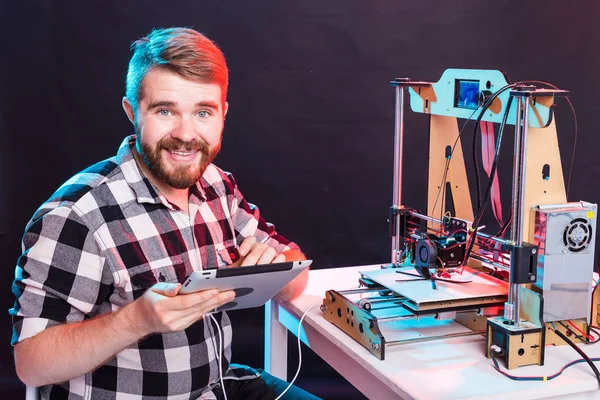 Un hombre estudiante imprime prototipo en impresora 3D — Foto de Stock