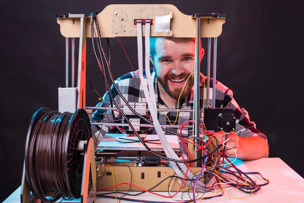Erkek öğrenci ürünü 3D yazıcıda yapıyor