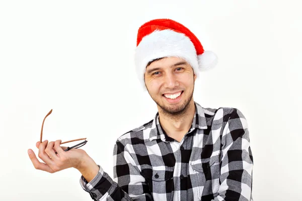 Retrato de un joven divertido con sombrero y barba de Santa Claus sobre fondo blanco. Navidad . — Foto de Stock