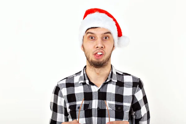 Vacaciones y presenta concepto - Divertido hombre emocional en sombrero de Navidad sobre fondo blanco —  Fotos de Stock