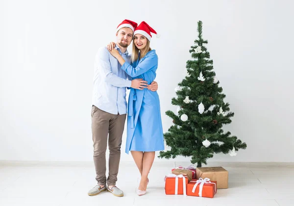 Tatiller ve kutlama konsepti - Genç çift Noel 'i evde kutluyor — Stok fotoğraf