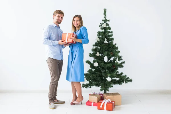 Tatiller ve kutlama konsepti - Adam sevgilisine Noel hediyesi veriyor — Stok fotoğraf