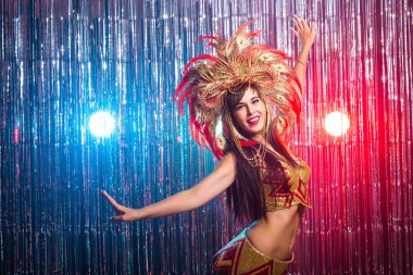 Tatiller, parti, dans ve gece hayatı konsepti. Karnaval gecesi için giyinmiş güzel bir kadın.