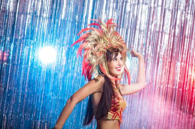 Karnaval, dansçı ve tatil konsepti - Renkli görkemli karnaval tüy takım seksi bir kadın Portresi. Kadın dansçının gece hayatı