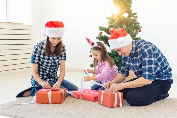 Férias e apresenta conceito - Retrato de uma família feliz abrindo presentes no tempo de Natal — Fotografia de Stock