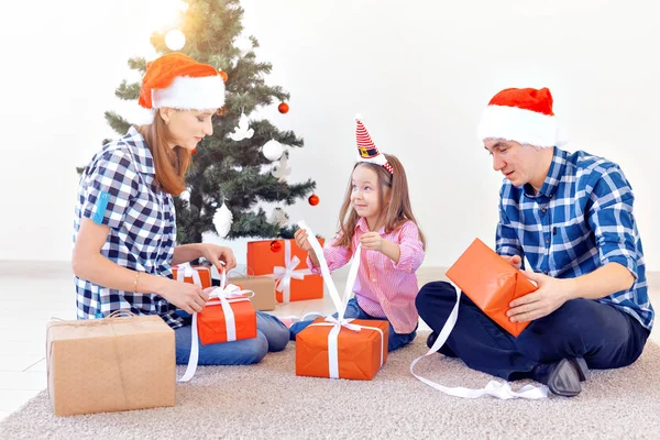 Urlaub und Geschenke-Konzept - Porträt einer glücklichen Familie, die zu Weihnachten Geschenke öffnet — Stockfoto