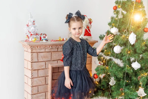 Porträtt av liten glad söt barn flicka med julgran — Stockfoto