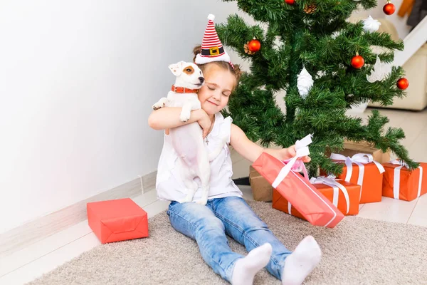 Dítě otevírající vánoční dárky. Dítě pod vánoční stromeček s dárkovými krabicemi. — Stock fotografie