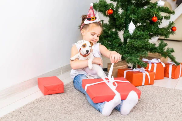 Kinder öffnen Weihnachtsgeschenke. Kind unterm Weihnachtsbaum mit Geschenkschachteln. — Stockfoto