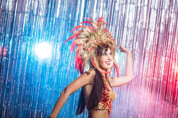 Carnaval, dançarina e conceito de férias - Retrato de uma fêmea sexy em um terno de pena suntuoso carnaval colorido. Vida noturna de dançarina feminina — Fotografia de Stock