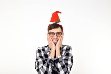 Tatiller ve sunumlar - Noel şapkalı komik duygusal adam beyaz arka planda ve telif alanı ile