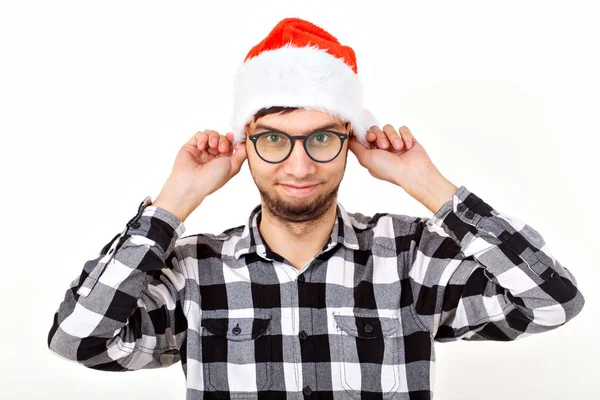 Vacaciones y presenta concepto - Divertido hombre emocional en sombrero de Navidad sobre fondo blanco — Foto de Stock