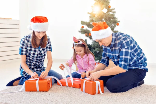 Vacanze e regali - Ritratto di una famiglia felice apertura regali nel periodo natalizio — Foto Stock