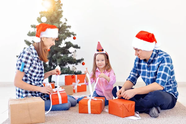 休日とプレゼントのコンセプト – クリスマス時に幸せな家族のオープニングギフトの肖像画 — ストック写真