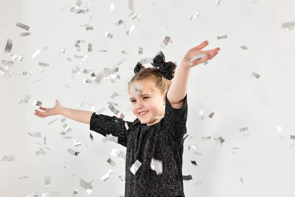 Fiesta, fiestas, año nuevo y concepto de celebración - niño lanzando confeti . —  Fotos de Stock