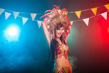 Karnaval, dansçı ve tatil konsepti - Kabare takım elbise güzellik esmer kadın ve doğal tüyler ve rhinestones ile başlık.