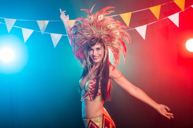 Tatiller, parti, dans ve gece hayatı konsepti. Karnaval gecesi için giyinmiş güzel bir kadın.