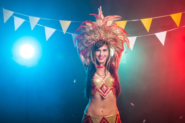 Karnaval, dansçı ve tatil konsepti - Kabare takım elbise güzellik esmer kadın ve doğal tüyler ve rhinestones ile başlık.