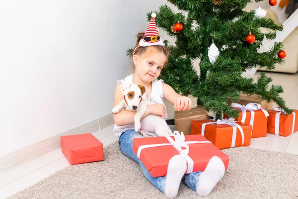 Kinder öffnen Weihnachtsgeschenke. Kind unterm Weihnachtsbaum mit Geschenkschachteln. — Stockfoto