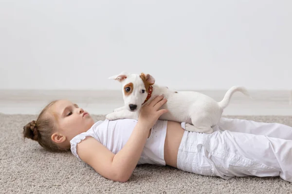 Animais de estimação e conceito animal - Menina brincando com cachorro Jack Russell Terrier — Fotografia de Stock