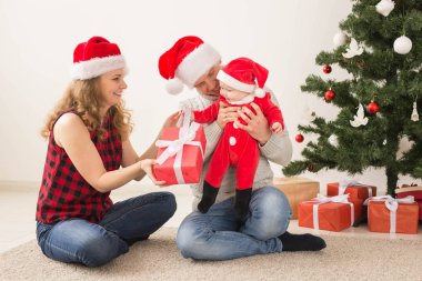 Mutlu çifte kutlama Noel birlikte evde bebekle.