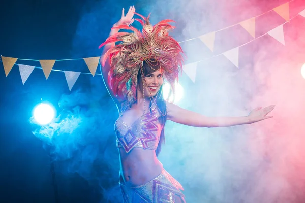 Carnaval, bailarina y concepto de vacaciones - Mujer morena de belleza en traje de cabaret y tocado con plumas naturales y pedrería . — Foto de Stock