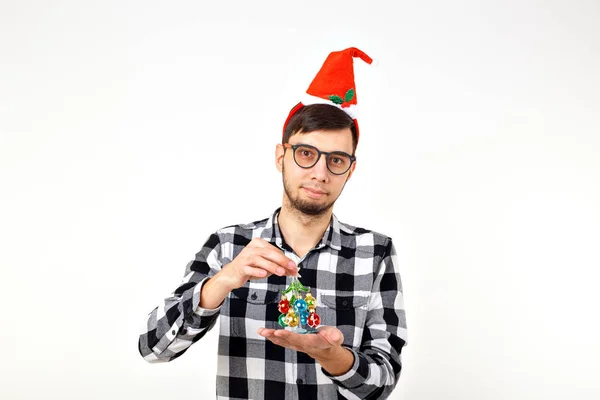 Portret van een grappige jongeman in Santa Claus hoed en baard op witte achtergrond. Kerstmis. — Stockfoto
