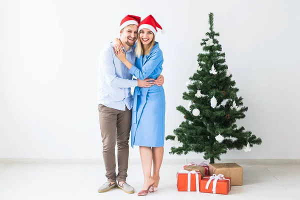 Tatiller ve kutlama konsepti - Genç çift Noel 'i evde kutluyor — Stok fotoğraf