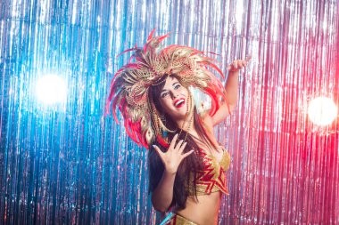 Karnaval, dansçı ve tatil konsepti - Kabare takım elbise güzellik esmer kadın ve doğal tüyler ve rhinestones ile başlık.