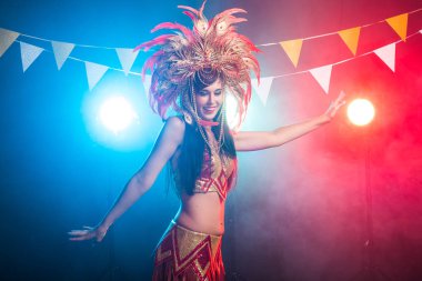 Tatiller, parti, dans ve gece hayatı konsepti. Karnaval gecesi için giyinmiş güzel bir kadın.