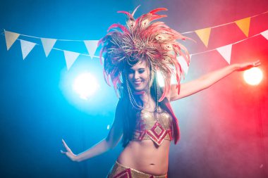 Karnaval, dansçı ve tatil konsepti - Kabare takım elbise güzellik esmer kadın ve doğal tüyler ve rhinestones ile başlık.