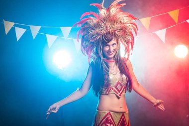 Karnaval, dansçı ve tatil konsepti - Renkli görkemli karnaval tüy takım seksi bir kadın Portresi. Kadın dansçının gece hayatı