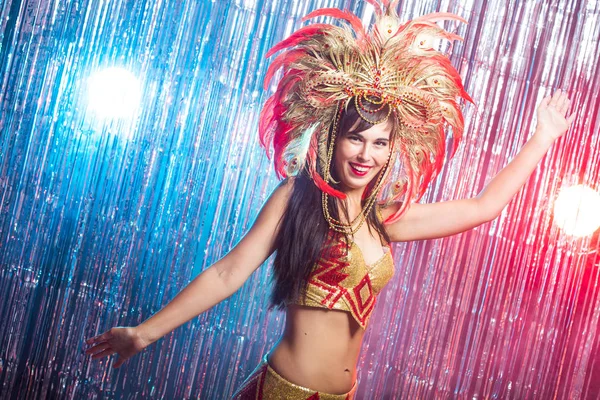 Kabaré-, táncos-és ünnepnapok koncepció-aranyos fiatal lány fényes színes karneváli jelmez a sötét háttér — Stock Fotó