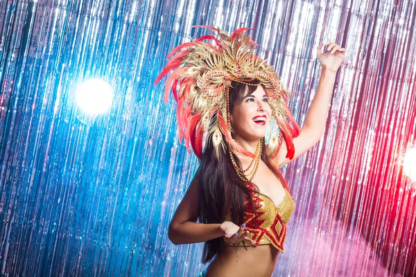 Καμπαρέ, χορεύτρια και γιορτές ιδέα-χαριτωμένο νεαρό κορίτσι σε φωτεινό πολύχρωμο καρναβάλι κοστούμι σε σκούρο φόντο — Φωτογραφία Αρχείου