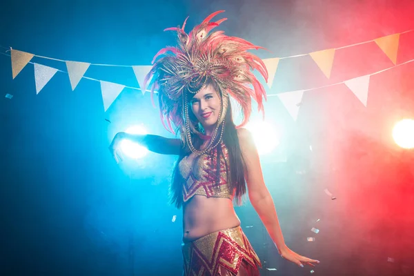 Karnaval, oryantal dans ve tatil konsepti - Altın kostüm giyen ve gülümseyen güzel kadın samba dansçısı