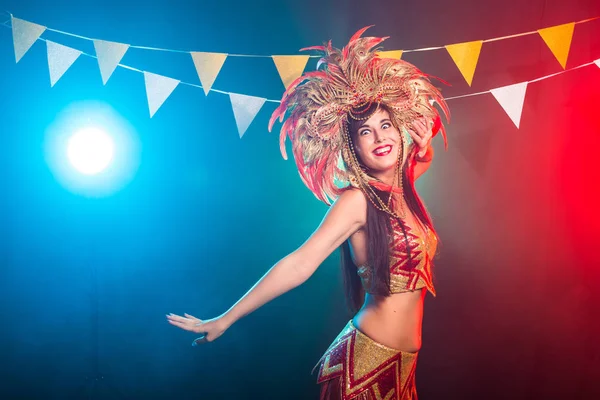 Kabaré-, táncos-és ünnepnapok koncepció-aranyos fiatal lány fényes színes karneváli jelmez a sötét háttér — Stock Fotó
