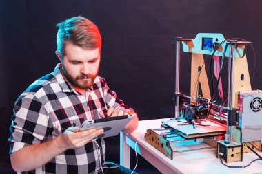 Erkek öğrenci ürünü 3D yazıcıda yapıyor