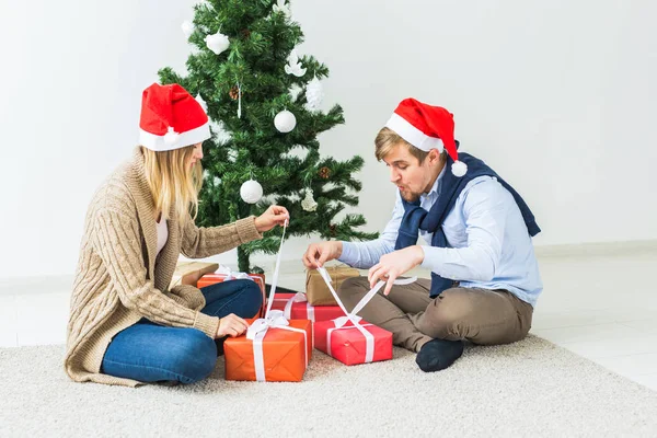 Wakacje, rodzina i uroczysta koncepcja - Para z prezentami świątecznymi w domu — Zdjęcie stockowe