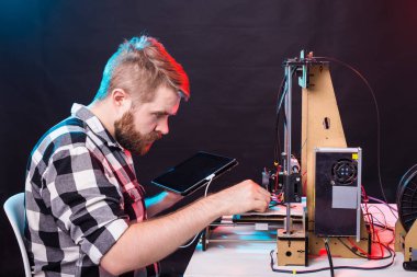 Bir öğrenci 3D yazıcıya prototip yazdırıyor