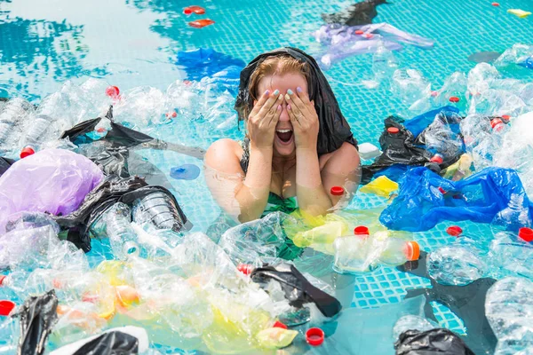 生態系、プラスチックごみ、環境緊急事態と水質汚染-汚れたスイミングプールで彼の頭の上にビニール袋で女性を叫ぶ — ストック写真