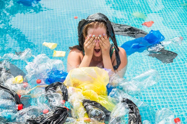 生態系、プラスチックごみ、環境緊急事態と水質汚染-汚れたスイミングプールで彼の頭の上にビニール袋で女性を叫ぶ — ストック写真